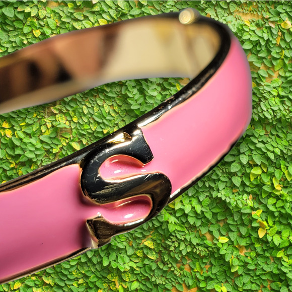 Gold tone and pink clasp bracelet with the initial "S" - Picture 13 of 14